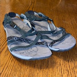 Merrel foam sandals